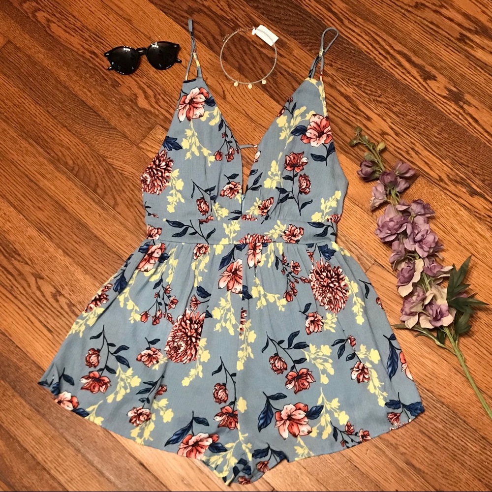 Fun & flirty blue floral romper 💝 FINAL MARKDOWN